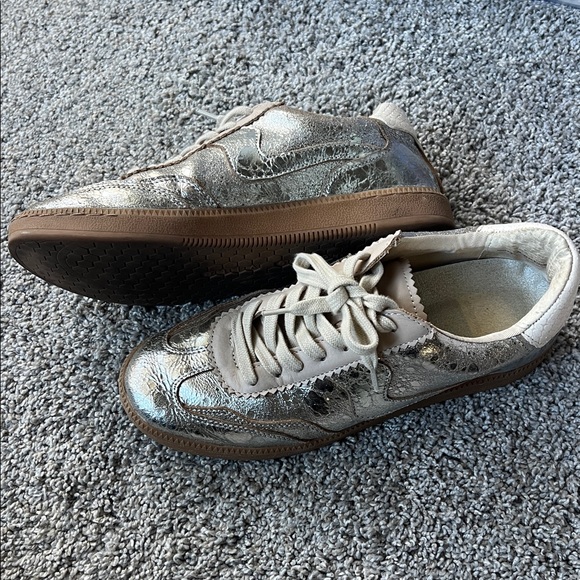 Dolce Vita Notice Sneakers in silver 7.5 - Picture 3 of 9